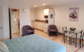 Studio Unit with Hot Tub